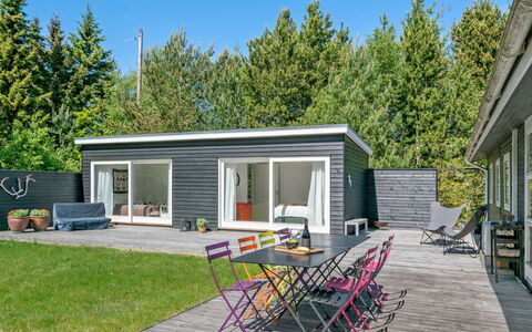 Sighwith - 500M from the Sea: Svømmepøl, Udendørs Møbler, Møbel, Udvej, Flise, Eco Hotel, Skygge, Stol, Fritid, Estate