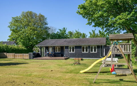 Gunhil - 200M from the Sea: Svømmepøl, Udendørs Møbler, Møbel, Udvej, Flise, Eco Hotel, Skygge, Stol, Fritid, Estate