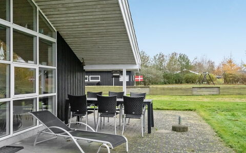 Elni - 900M from the Sea: Møbel, Indretning, Gulvbelægning, Træ, Etage, Loft, Trægulve, Stol, Bord, Belysning