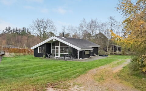 Elni - 900M from the Sea: Møbel, Indretning, Gulvbelægning, Træ, Etage, Loft, Trægulve, Stol, Bord, Belysning