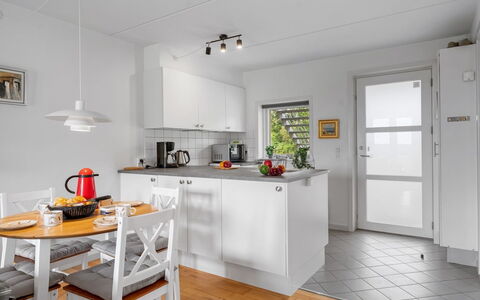 Jyrki - 100M from the Sea: Køkken, Gulvbelægning, Indretning, Møbel, Countertop, Køkken Apparat, Etage, Loft, Træ, Større Bandage
