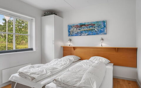 Jyrki - 100M from the Sea: Indretning, Soveværelse, Seng, Lejlighed, Sengetøj, Loft, Bed Frame, Sengetøj, Dagslys, Hårdttræ