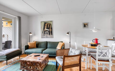 Jyrki - 100M from the Sea: Møbel, Indretning, Couch, Gulvbelægning, Væg, Stue, Etage, Bord, Træ, Værelse