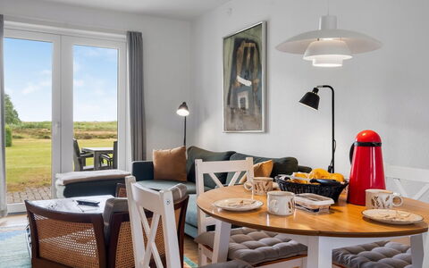 Jyrki - 100M from the Sea: Møbel, Indretning, Stol, Bord, Træ, Køkken & Spisebord, Gulvbelægning, Etage, Belysning, Spisestue
