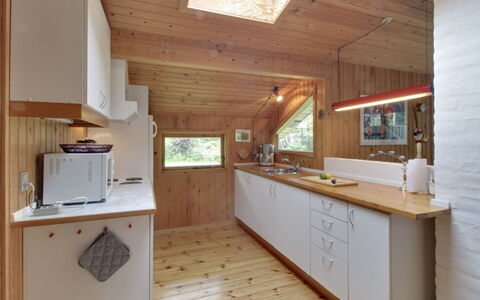 Gerasim - 400M from the Sea: Træ, Gulvbelægning, Loft, Indretning, Etage, Værelse, Køkken, Bejdse, Countertop, Lysarmatur