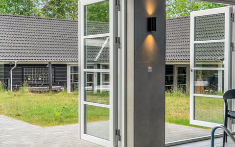 Lilie - 270M from the Sea: Svømmepøl, Udendørs Møbler, Møbel, Udvej, Flise, Eco Hotel, Skygge, Stol, Fritid, Estate