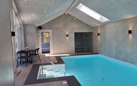 Lilie - 270M from the Sea: Svømmepøl, Gulvbelægning, Etage, Kompositmateriale, Udvej, Badekar, Sanitærarmatur, Flise, Hotel, Design