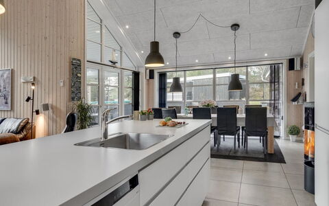 Lilie - 270M from the Sea: Køkken, Loft, Indretning, Gulvbelægning, Lysarmatur, Countertop, Etage, Møbel, Cabinetry