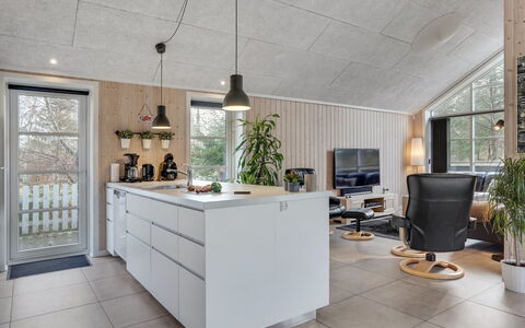Lilie - 270M from the Sea: Gulvbelægning, Træ, Loft, Indretning, Lysarmatur, Køkken, Etage, Countertop, Møbel, Hjem