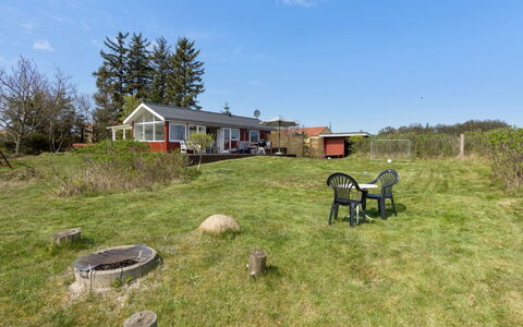 Ingold - 50M from the Sea: Træ, Bejdse, Planke, Hårdttræ, Sommerhus, Dæk, Sidespor, Skygge, Trægulve, Garden Bygninger