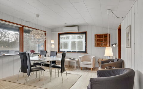 Herly - 50M from the Sea: Boligområde, Tag, Forstad, Indkørsel, Estate, Skorsten