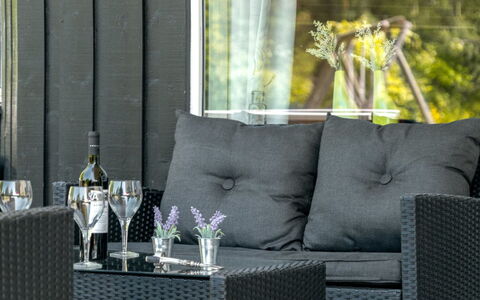 Esaline - 400M from the Sea: Møbel, Indretning, Stol, Gulvbelægning, Bord, Udvej, Etage, Loft, Værelse, Eco Hotel