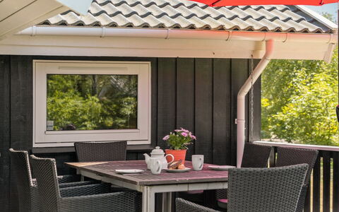 Esaline - 400M from the Sea: Møbel, Indretning, Stol, Gulvbelægning, Bord, Udvej, Etage, Loft, Værelse, Eco Hotel