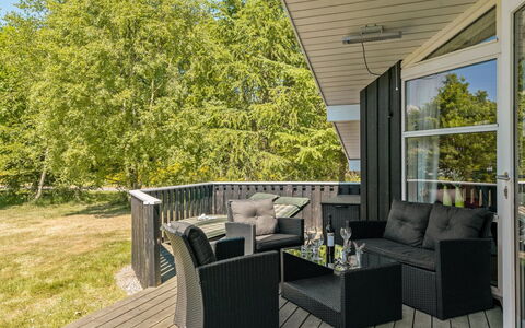 Esaline - 400M from the Sea: Møbel, Indretning, Stol, Gulvbelægning, Bord, Udvej, Etage, Loft, Værelse, Eco Hotel