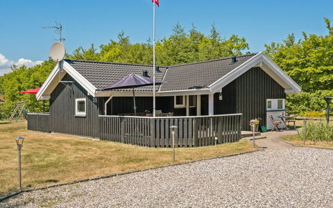 Esaline - 400M from the Sea: Møbel, Indretning, Stol, Gulvbelægning, Bord, Udvej, Etage, Loft, Værelse, Eco Hotel