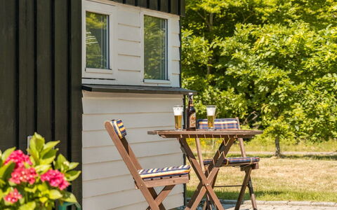 Esaline - 400M from the Sea: Møbel, Indretning, Stol, Gulvbelægning, Bord, Udvej, Etage, Loft, Værelse, Eco Hotel