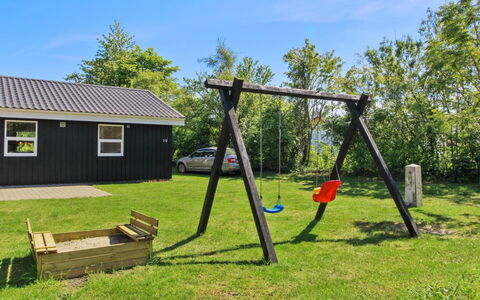 Fredegæst - 700M from the Sea: Legepladsudstyr, Almindeligt, Legetøjsrutsjebane, Lawn, Have, Backyard, Skygge, Gård, Chute, Landscaping