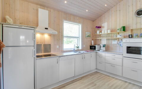 Fredegæst - 700M from the Sea: Træ, Køkken, Køkken Apparat, Loft, Countertop, Hjem, Større Bandage, Trægulve, Cabinetry, Bejdse