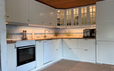 Annamie - 650M from the Sea: Køkken, Cabinetry, Køkken Apparat, Gulvbelægning, Træ, Countertop, Indretning, Skab, Etage, Hjem