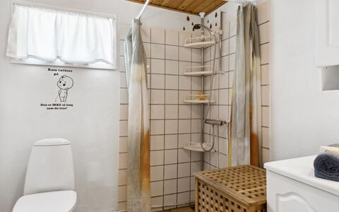 Annamie - 650M from the Sea: Indretning, Sanitærarmatur, Gulvbelægning, Etage, Badeværelse, Toilet, Vvs, Værelse, Toiletbræt, Flise