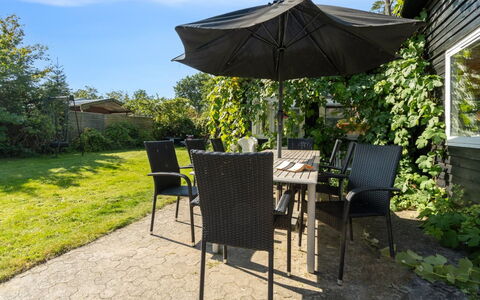 Annamie - 650M from the Sea: Møbel, Stol, Udendørs Møbler, Bord, Udendørs Bord, Køkken & Spisebord, Have, Skygge, Backyard