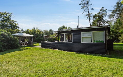 Annamie - 650M from the Sea: Græs, Hus, Busk, Sommerhus, Hjem, Land Lot, Have, Garden Bygninger, Lawn, Sidespor