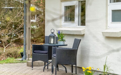 Merte - 300M from the Sea: Møbel, Udendørs Møbler, Stol, Blomsterkrukke, Stueplante, Udendørs Bord, Have, Kaffebord, Armlæn, Gårdhave