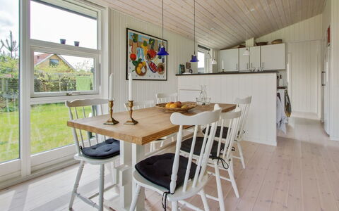 Fleur - 50M from the Sea: Møbel, Gulvbelægning, Indretning, Etage, Trægulve, Træ, Loft, Køkken & Spisebord, Spisestue, Stol