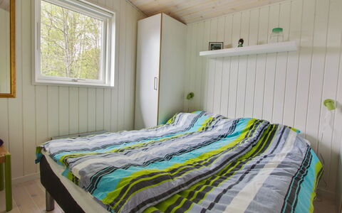 Fleur - 50M from the Sea: Træ, Soveværelse, Indretning, Gulvbelægning, Etage, Seng, Sengetøj, Loft, Møbel, Sengetøj