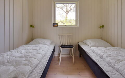 Fleur - 50M from the Sea: Træ, Gulvbelægning, Soveværelse, Etage, Seng, Indretning, Sengetøj, Værelse, Sengetøj, Loft