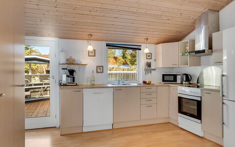 Eli - 1.4Km from the Sea: Køkken, Køkken Apparat, Countertop, Møbel, Indretning, Gulvbelægning, Større Bandage, Træ, Loft, Etage