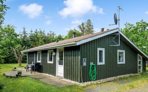 Myrna - 300M from the Sea: Svømmepøl, Udendørs Møbler, Møbel, Udvej, Flise, Eco Hotel, Skygge, Stol, Fritid, Estate