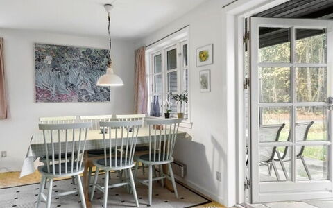 Ingalise - 500M from the Sea: Møbel, Gulvbelægning, Indretning, Etage, Træ, Spisestue, Stol, Køkken & Spisebord, Loft, Bord