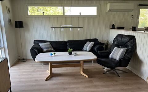 Meline - 350M from the Sea: Møbel, Gulvbelægning, Træ, Indretning, Etage, Trægulve, Belysning, Værelse, Couch, Stue