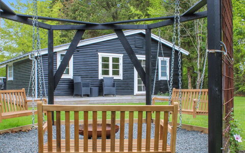 Astrid - 875M from the Sea: Træ, Skygge, Metal, Hårdttræ, Veranda, Have, Backyard, Udendørs Struktur, Eco Hotel, Gård