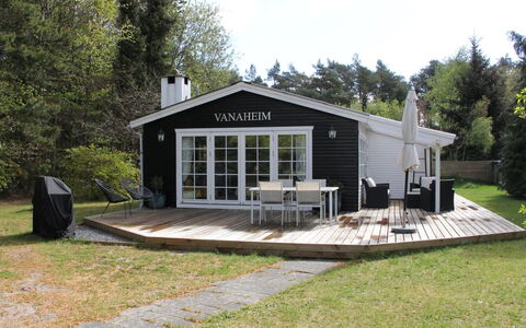 Astrid - 875M from the Sea: Træ, Sommerhus, Veranda, Hjem, Dæk, Garden Bygninger, Udendørs Møbler, Udendørs Struktur, Stol, Gård