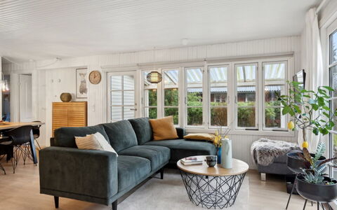 Astrid - 875M from the Sea: Møbel, Couch, Indretning, Stue, Hjem, Gulvbelægning, Etage