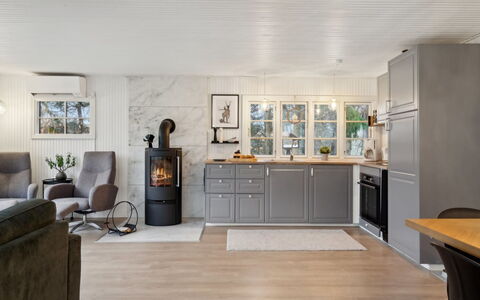 Astrid - 875M from the Sea: Gulvbelægning, Træ, Møbel, Køkken, Indretning, Køkken Apparat, Etage, Cabinetry, Husholdningsapparat, Hjem