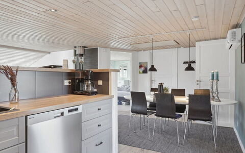 Erhardt - 800M from the Sea: Gulvbelægning, Indretning, Møbel, Countertop, Køkken, Træ, Loft, Cabinetry, Etage, Lysarmatur