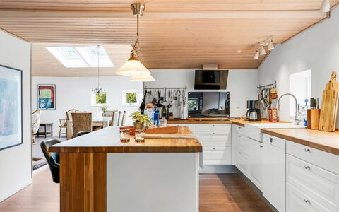 Sigfred - 1.5Km from the Sea: Køkken, Countertop, Møbel, Gulvbelægning, Indretning, Træ, Loft, Cabinetry, Etage, Køkken Apparat