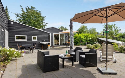 Sigfred - 1.5Km from the Sea: Møbel, Hjem, Stol, Tag, Udendørs Møbler, Skygge, Dør, Sommerhus, Veranda, Sidespor