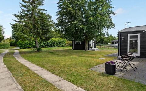 Sigfred - 1.5Km from the Sea: Græs, Lawn, Have, Skygge, Gård, Parkere, Landscaping, Backyard, Garden Bygninger, Evergreen