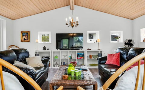 Sigfred - 1.5Km from the Sea: Møbel, Indretning, Gulvbelægning, Træ, Etage, Loft, Trægulve, Stol, Bord, Belysning