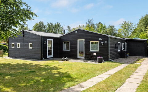 Sigfred - 1.5Km from the Sea: Møbel, Indretning, Gulvbelægning, Træ, Etage, Loft, Trægulve, Stol, Bord, Belysning