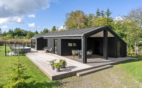 Sinna - from the Sea: Træ, Tag, Hus, Sommerhus, Dør, Hjem, Sidespor, Land Lot, Garden Bygninger, Skur