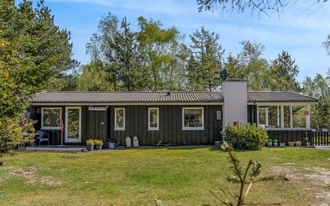 Ditleif - 400M from the Sea: Græs, Bygning, Vindue, Hus, Hjem, Sommerhus, Tag, Busk, Land Lot