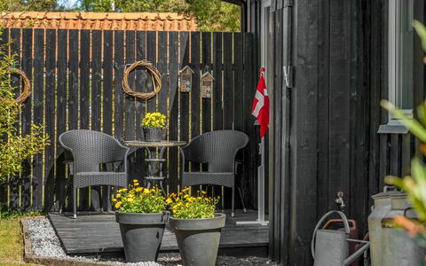 Ditleif - 400M from the Sea: Blomsterkrukke, Busk, Have, Stueplante, Udendørs Møbler, Backyard, Gård, Hårdttræ, Landscaping