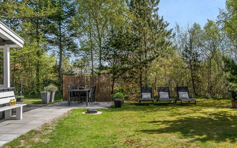 Ditleif - 400M from the Sea: Busk, Have, Land Lot, Skygge, Bunddække, Landscaping, Vedplante, Lawn, Backyard, Gård