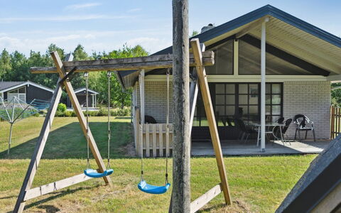 Henny - 1.5Km from the Sea: Svømmepøl, Udendørs Møbler, Møbel, Udvej, Flise, Eco Hotel, Skygge, Stol, Fritid, Estate