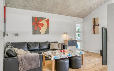 Karstina - 1Km from the Sea: Møbel, Indretning, Gulvbelægning, Væg, Træ, Loft, Couch, Etage, Stue, Værelse
